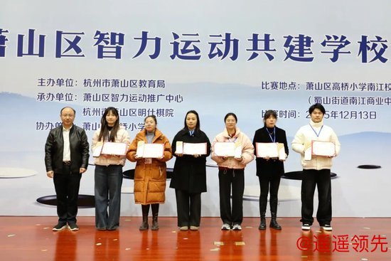 幼儿园团体二等奖合影